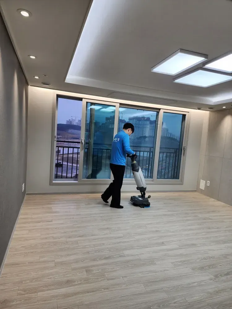 세종 창틀·샷시 먼지 제거 모습
